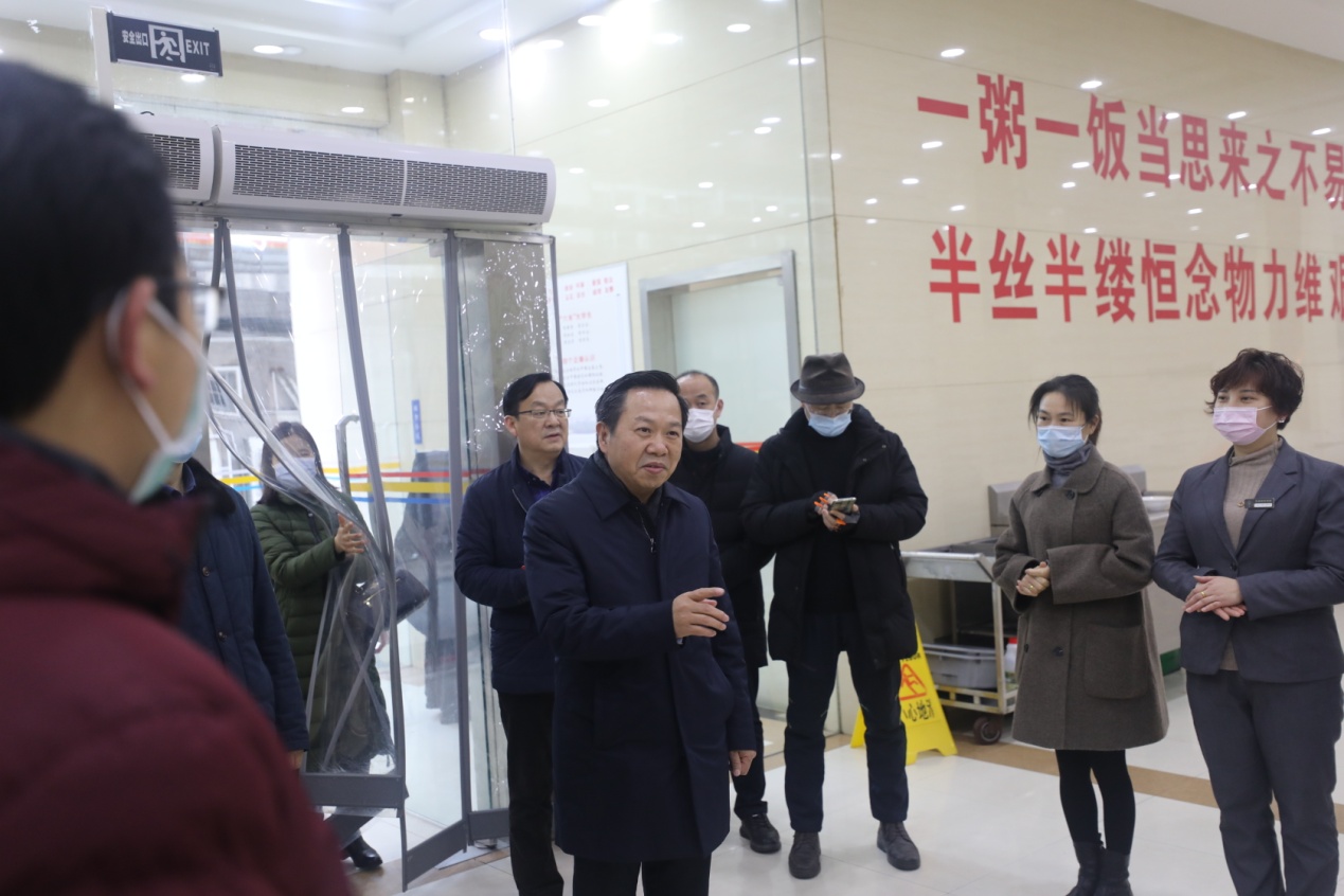 210206陳校長(zhǎng)慰問(wèn)一線(xiàn)職工20.JPG