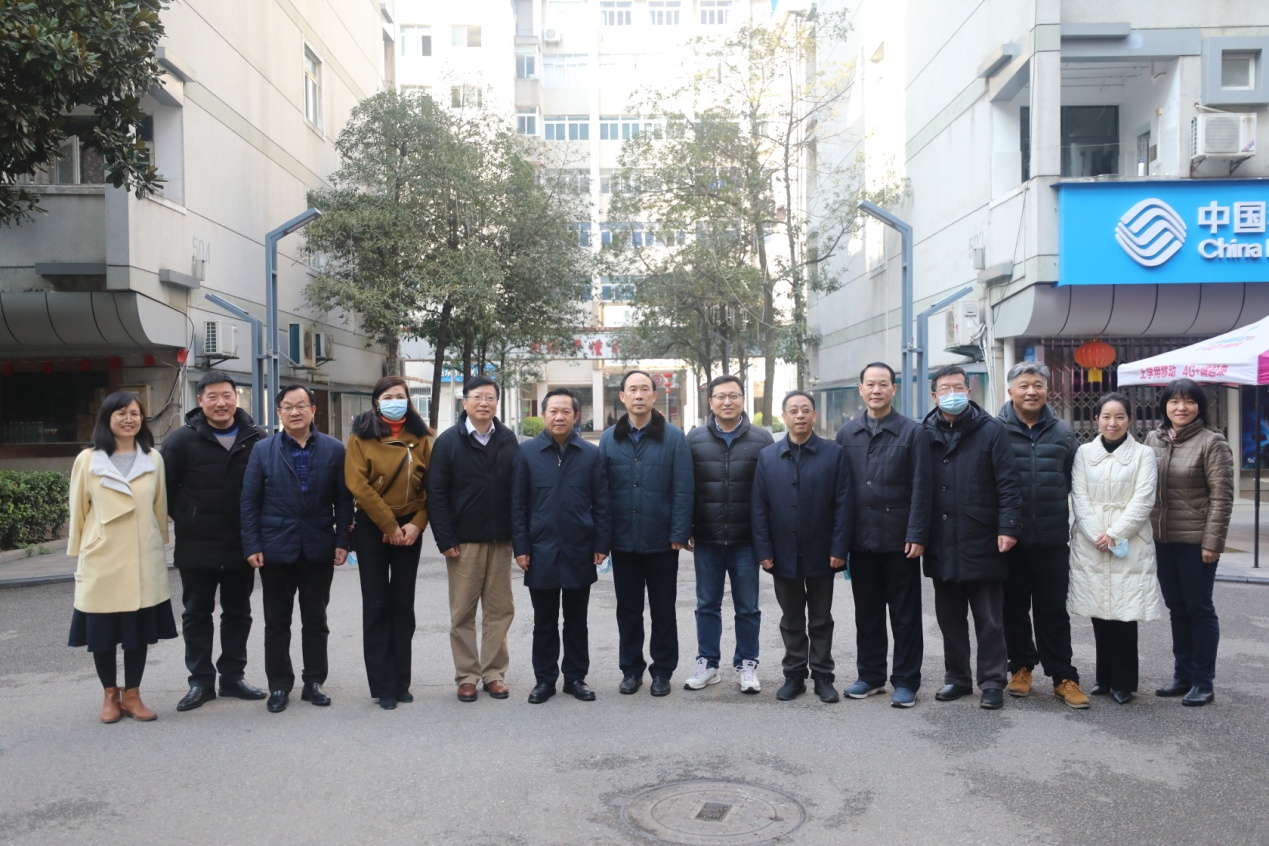 210206陳校長(zhǎng)慰問(wèn)一線(xiàn)職工19.JPG