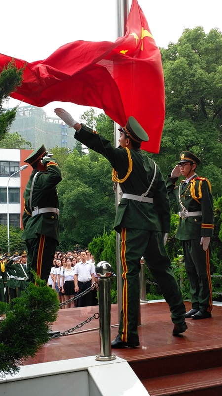 畢業(yè)生升國旗告別母校--馮霞攝05.jpg 畢業(yè)生升國旗告別母校--馮霞攝05.jpg
