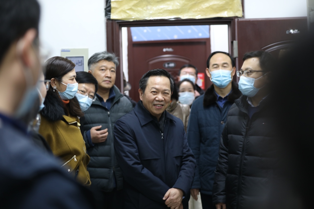 210206陳校長(zhǎng)慰問(wèn)一線(xiàn)職工17.JPG