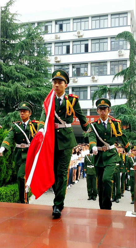 畢業(yè)生升國旗告別母校2--馮霞攝04.jpg 畢業(yè)生升國旗告別母校2--馮霞攝04.jpg
