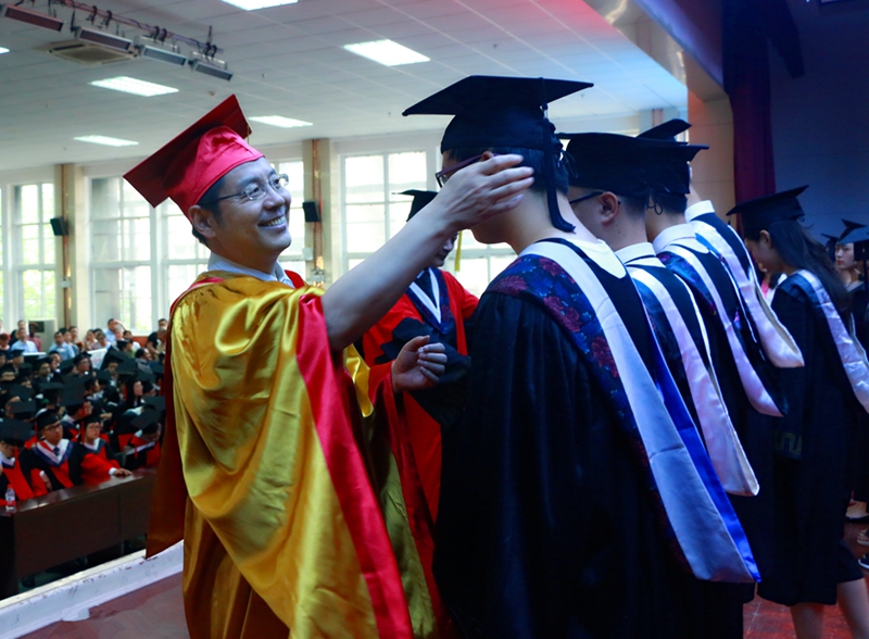 丁校長為學生撥學位帽上的帽穗 馮霞攝12.jpg 丁校長為學生撥學位帽上的帽穗 馮霞攝12.jpg